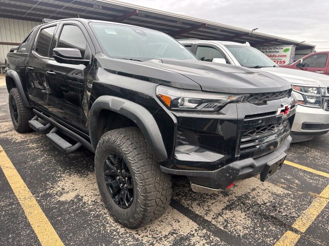Used 2025 Chevrolet Colorado ZR2 w/ Midnight Edition AWD/4WD image 2