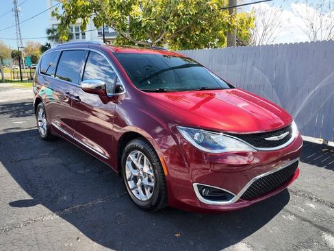 Used 2019 Chrysler Pacifica Limited FWD image 1