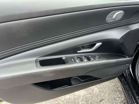 Used 2025 Hyundai Elantra Limited FWD image 12