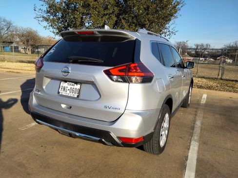 Used 2018 Nissan Rogue SV image 5