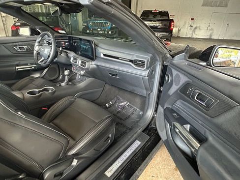 Used 2025 Ford Mustang Premium RWD image 31
