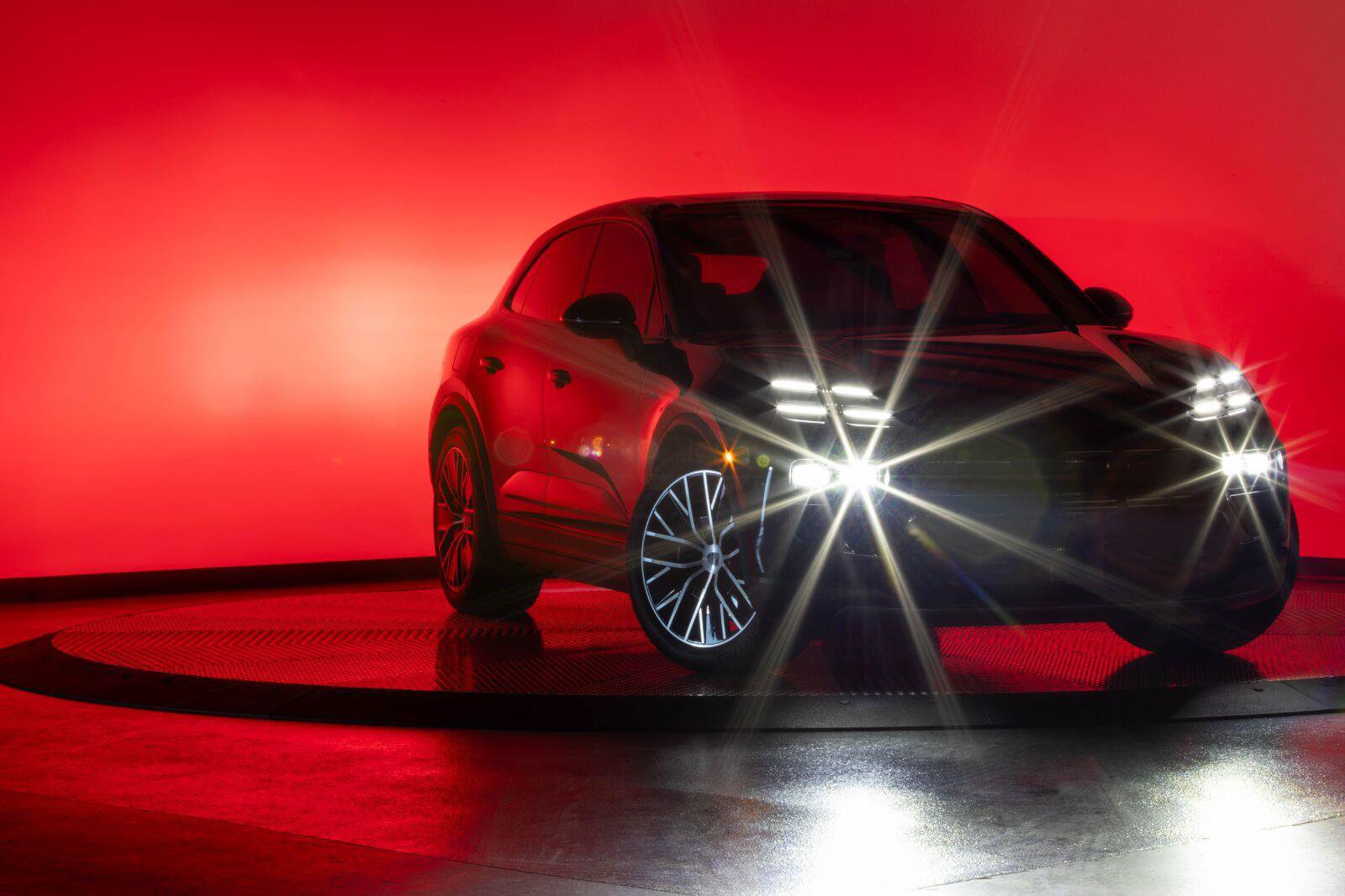 Used 2025 Porsche Macan 4S Electric AWD/4WD image 27