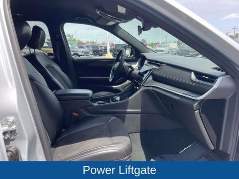 Used 2025 Jeep Grand Cherokee Altitude AWD/4WD image 16
