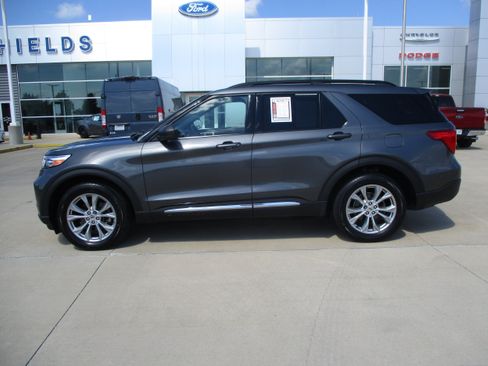 Used 2020 Ford Explorer XLT w/ Equipment Group 202A AWD/4WD image 2