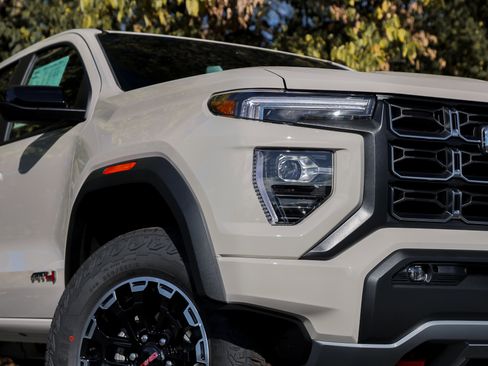 New 2026 GMC Canyon AT4 image 3