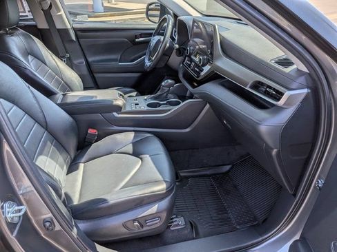 Used 2023 Toyota Highlander XLE FWD image 5