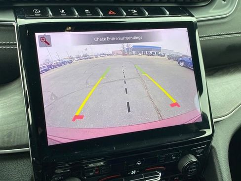 Used 2023 Jeep Grand Cherokee Limited image 12