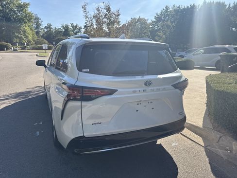 Used 2023 Toyota Sienna Limited FWD image 9