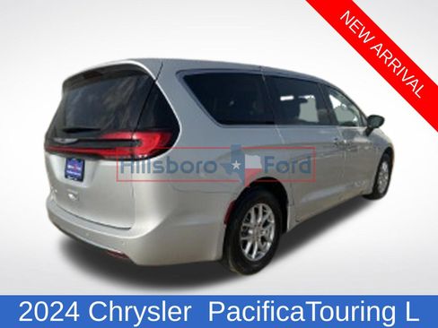 Used 2024 Chrysler Pacifica Touring-L FWD image 5