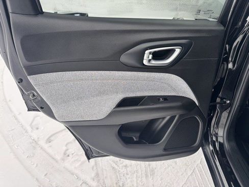 Used 2024 Jeep Compass Latitude image 23