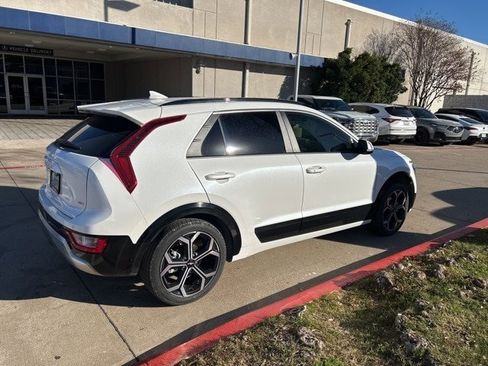 Used 2023 Kia Niro EX Touring image 3