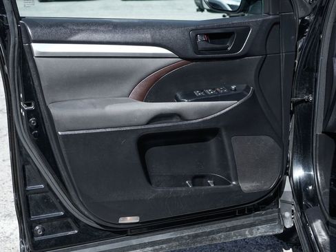 Used 2017 Toyota Highlander LE image 14