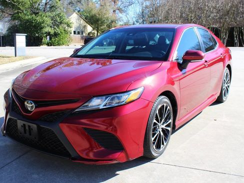 Used 2018 Toyota Camry SE image 4