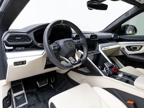 Used 2019 Lamborghini Urus image 2