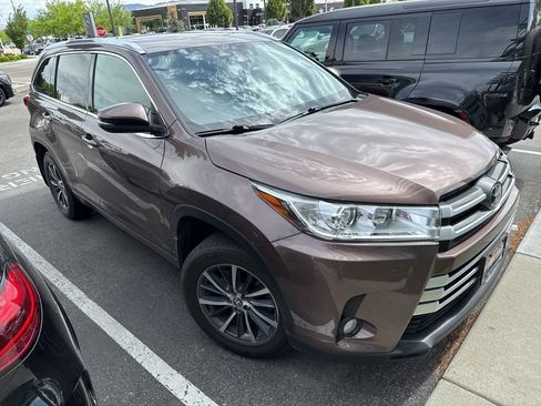 Used 2017 Toyota Highlander XLE AWD/4WD image 5