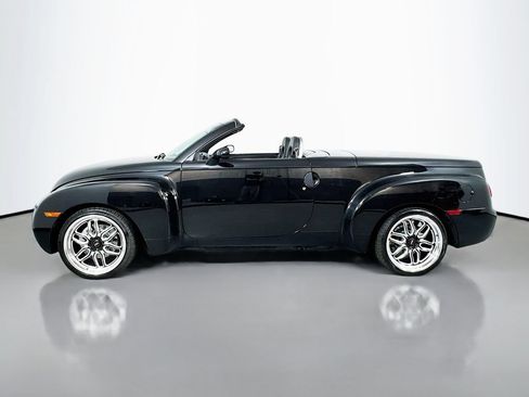Used 2004 Chevrolet SSR w/ Preferred Equipment Group RWD image 19