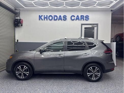 Used 2020 Nissan Rogue SV w/ Premium Package FWD image 1