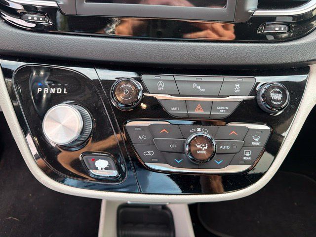 Used 2019 Chrysler Pacifica Touring-L FWD image 22