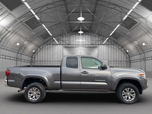 Used 2017 Toyota Tacoma SR5 w/ Tow Package RWD image 4