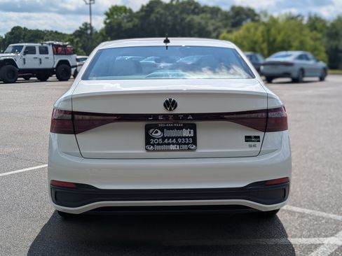 Used 2025 Volkswagen Jetta SE w/ Sunroof Package FWD image 8