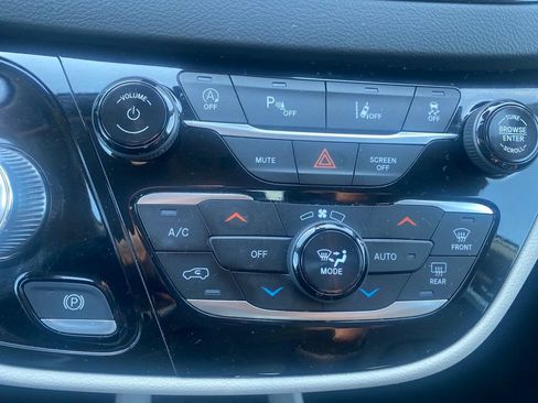 Used 2024 Chrysler Pacifica Touring-L FWD image 13