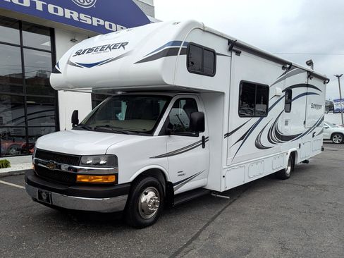 Used 2019 Chevrolet Express 4500 w/ RV Package image 2