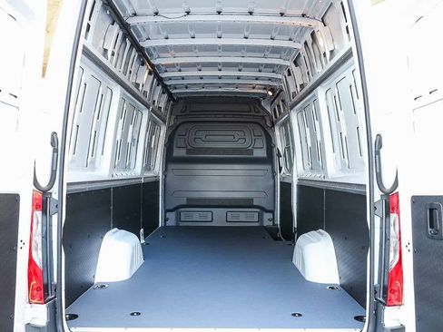 New 2024 Mercedes-Benz eSprinter 170 Cargo image 24