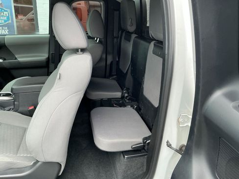 Used 2021 Toyota Tacoma SR5 w/ Technology Package RWD image 9