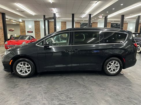 Used 2022 Chrysler Pacifica Touring-L image 8