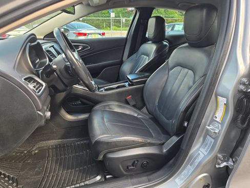 Used 2017 Chrysler 200 Limited Platinum FWD image 6