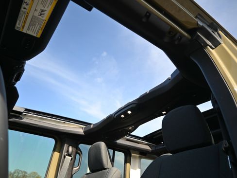 Used 2025 Jeep Wrangler Sport S image 9