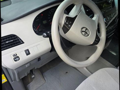 Used 2014 Toyota Sienna LE FWD image 16