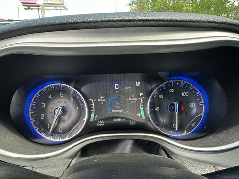 Used 2021 Chrysler Pacifica Touring-L w/ Uconnect Theater Family Group AWD/4WD image 19