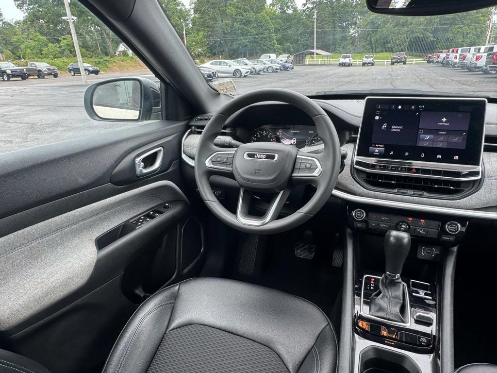 Used 2024 Jeep Compass Latitude AWD/4WD image 19