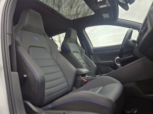 Used 2022 Volkswagen Golf R image 26