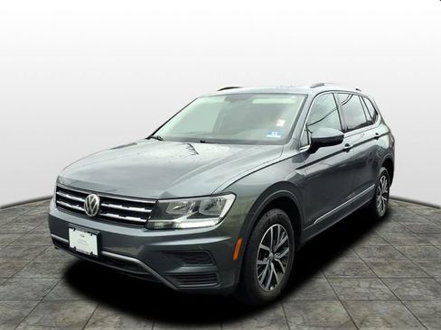 Used 2018 Volkswagen Tiguan SE w/ Panoramic Sunroof Package image 3