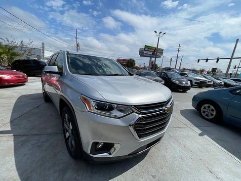 Used 2019 Chevrolet Traverse LT w/ LT Premium Package FWD image 3