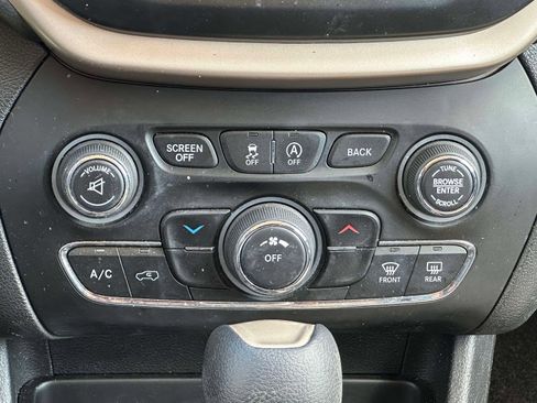 Used 2018 Jeep Cherokee Latitude AWD/4WD image 18