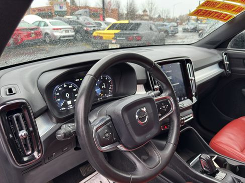 Used 2019 Volvo XC40 T5 Momentum image 9