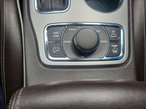 Used 2018 Jeep Grand Cherokee Overland AWD/4WD image 13