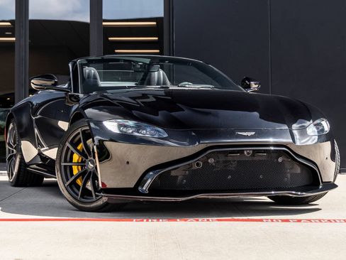 Used 2022 Aston Martin V8 Vantage Roadster RWD image 2