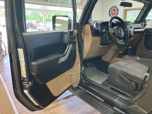 Used 2011 Jeep Wrangler Sahara w/ Connectivity Group AWD/4WD image 9