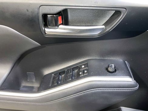 Used 2023 Toyota Highlander XLE image 23