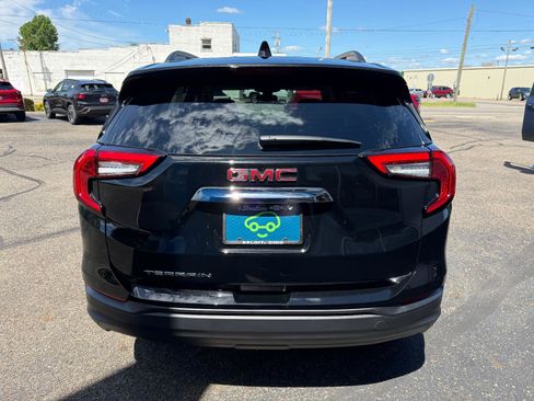 Used 2024 GMC Terrain SLE w/ Driver Convenience Package FWD image 8