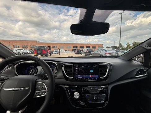 Used 2025 Chrysler Pacifica Select FWD image 35