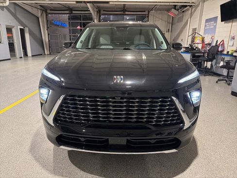 Used 2025 Buick Enclave Avenir w/ Super Cruise Package image 2