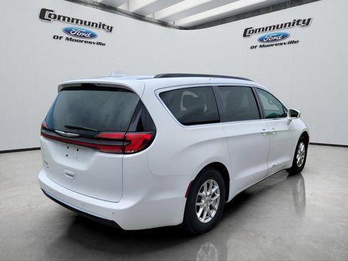 Used 2022 Chrysler Pacifica Touring-L FWD image 8