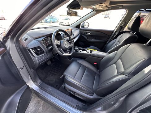 Used 2021 Nissan Rogue SV w/ Premium Package image 12