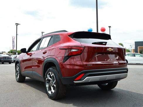 Used 2025 Chevrolet Trax LT FWD image 8