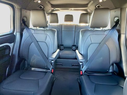 New 2026 Land Rover Defender 130 X-Dynamic SE image 22